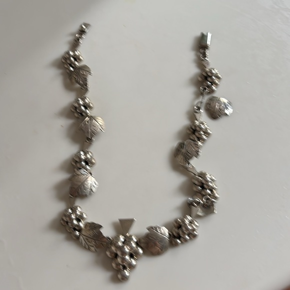 Elegant Sterling Silver grapes and leaf Necklace - Picture 4 of 4
